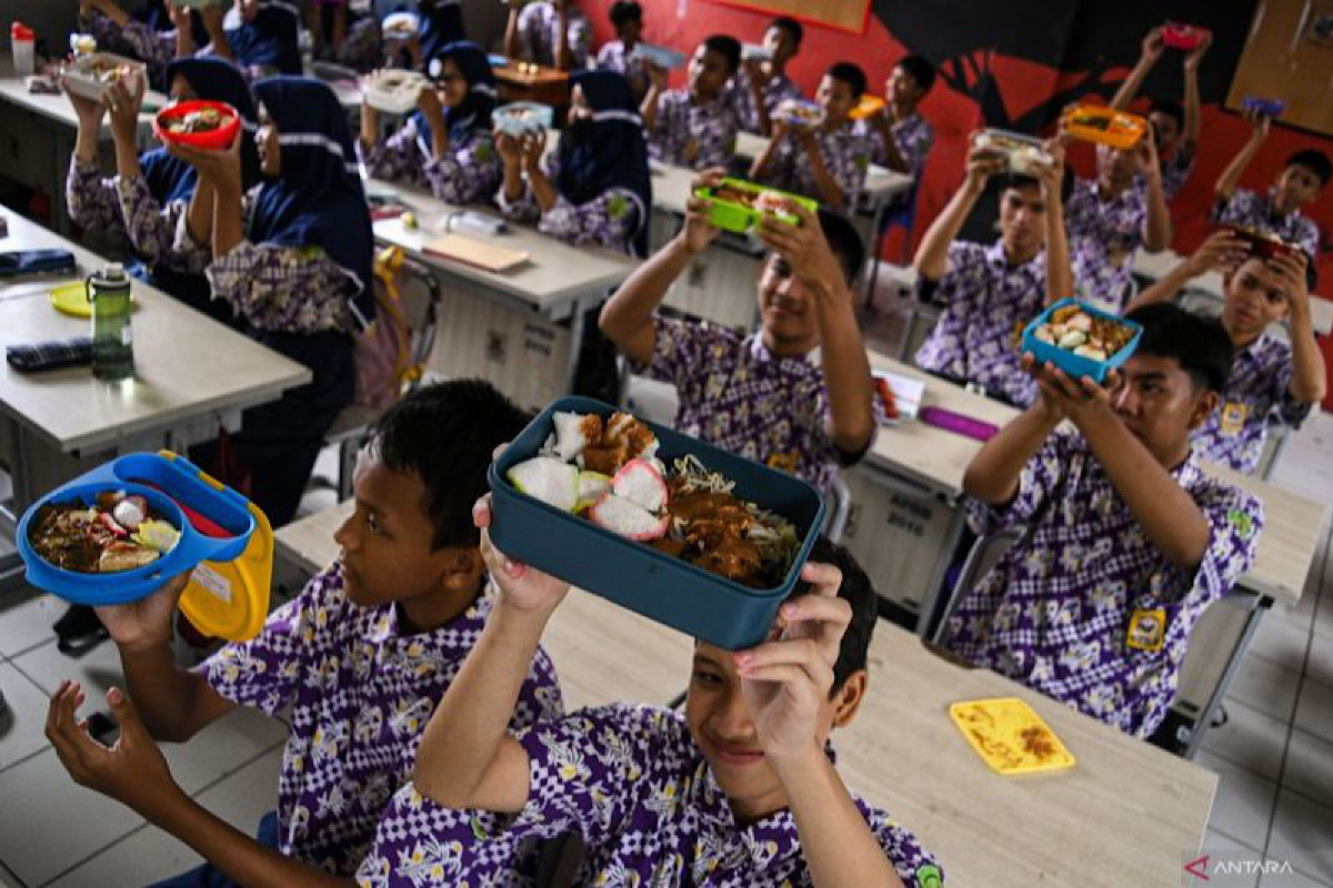 ilustrasi sejumlah siswa menunjukkan makanan gratis saat sim b8ck