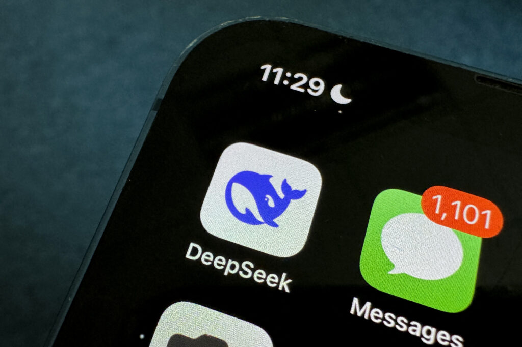Tampilan antarmuka chatbot DeepSeek AI yang mendominasi unduhan global di App Store.